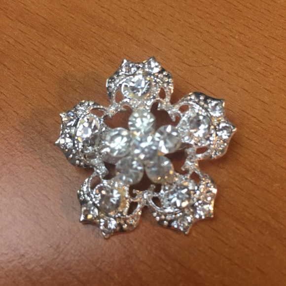 Jewelry - New Silver Flower Brooch
